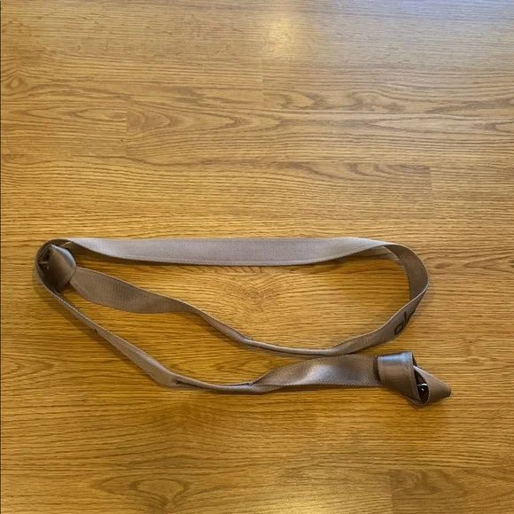 Alo Yoga Strap in Mauve - Picture 4 of 4